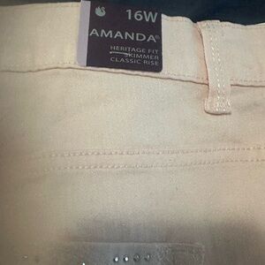 Gloria Vanderbilt Cream Capris